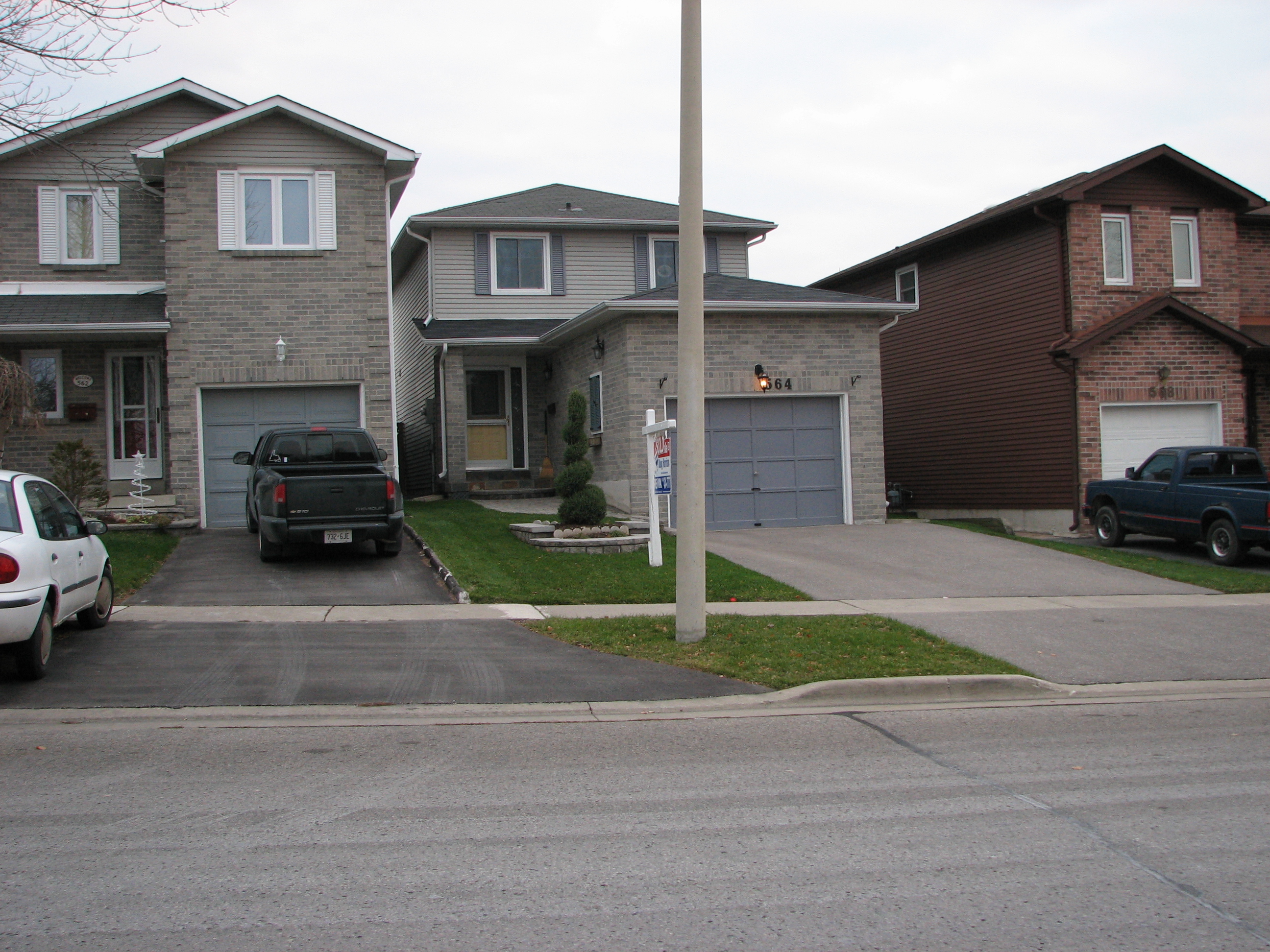 564 Cobblehill outside-2.JPG